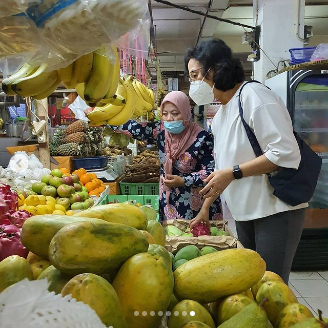 sri mulyani enjoy belanja buah dan sayuran di pasar santa