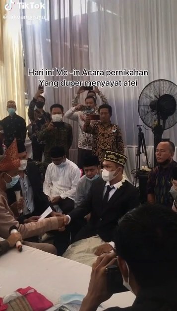 pengantin wanita terus menangis di acara pernikahannya