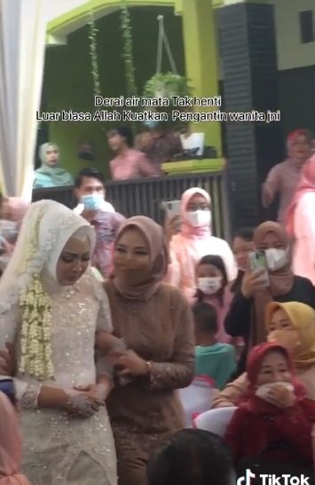 pengantin wanita terus menangis di acara pernikahannya