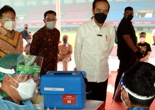 kunjungan presiden joko widodo saat pelaksanaan vaksinasi covid 19 di kota bekasi senin 1462021