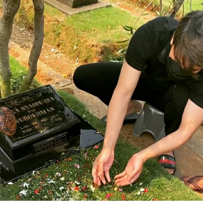 billy syahputra ziarah ke makam olga