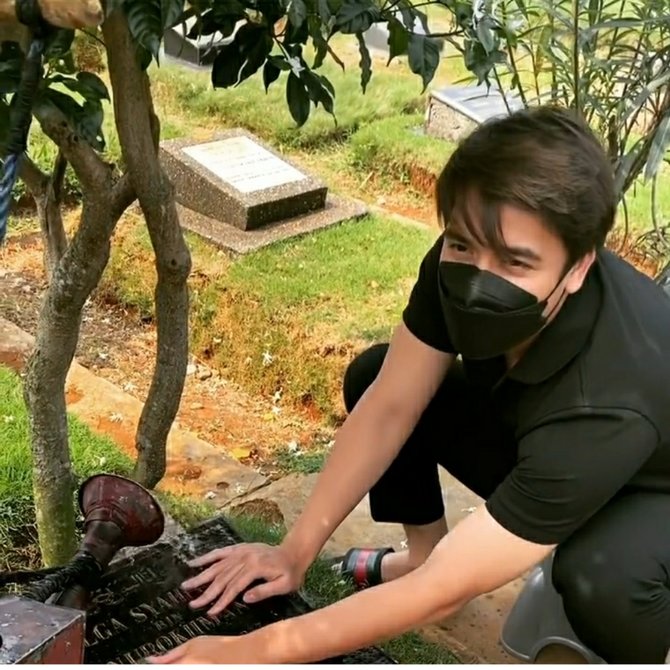 billy syahputra ziarah ke makam olga