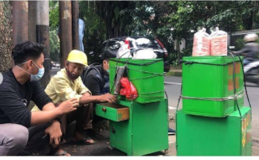 wajah pilu kakek renta penjual makanan keliling