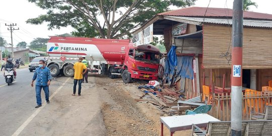 Truk Tangki Pertamina Seruduk Warung Kopi di Aceh Timur, 2 Warga Terluka