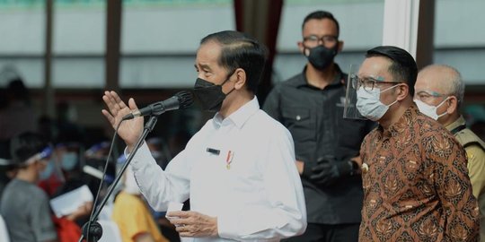 Presiden Jokowi dan Sri Mulyani Tinjau Vaksinasi Covid-19 Sektor Jasa Keuangan