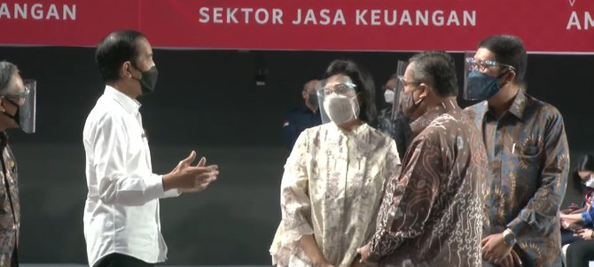 jokowi tinjau vaksinasi di sektor keuangan