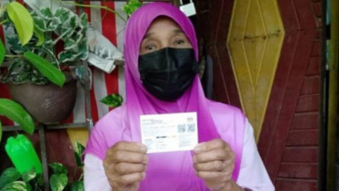 nenek 76 tahun ini rela jalan kaki 3 kilo demi vaksin