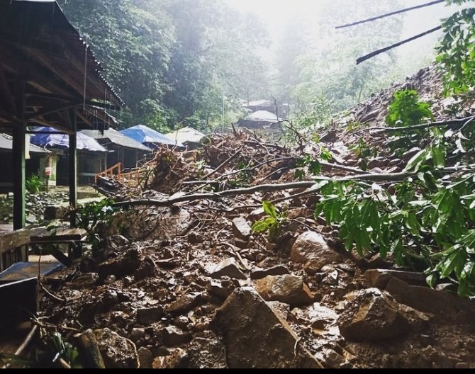 tanah longsor di area wisata curug cigentis karawang