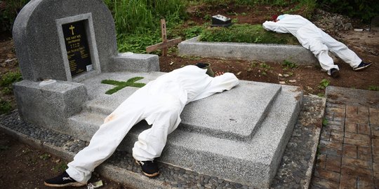 Potret Penggali Kubur di Bandung Kelelahan Makamkan Pasien Covid-19
