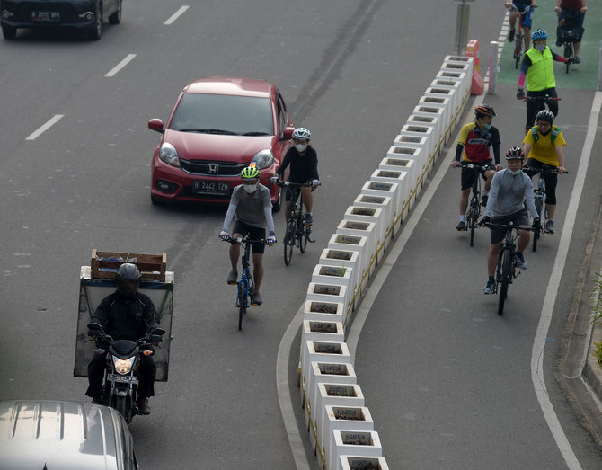 polda metro jaya kaji sanksi bagi pesepeda yang melintas di luar jalur khusus
