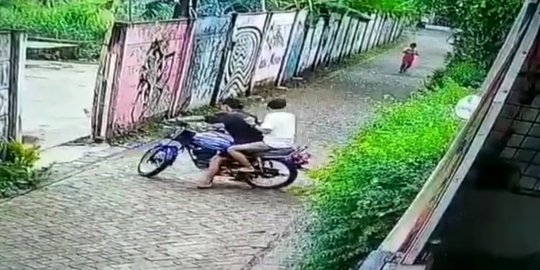 Aksi Penjambret Rampas Ponsel Bocah di Tangerang Terekam CCTV