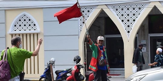 Viral Kakek Renta Jasa Penyeberang Jalan, Ternyata Purnawirawan TNI yang Mengabdi