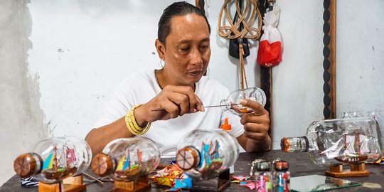 Hijrah Penjual Tempe Jadi Pengrajin Miniatur Kapal dalam Botol di Klaten