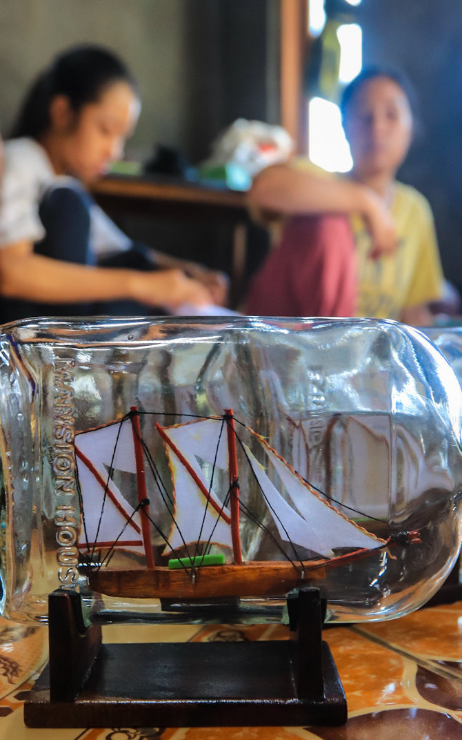 pengrajin miniatur kapal dalam botol asal klaten