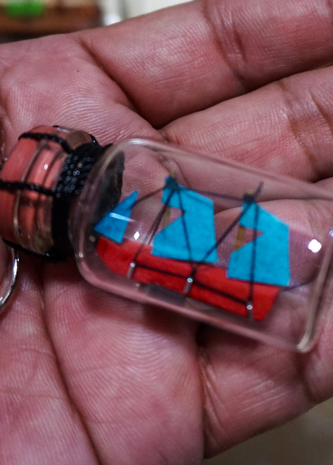 pengrajin miniatur kapal dalam botol asal klaten