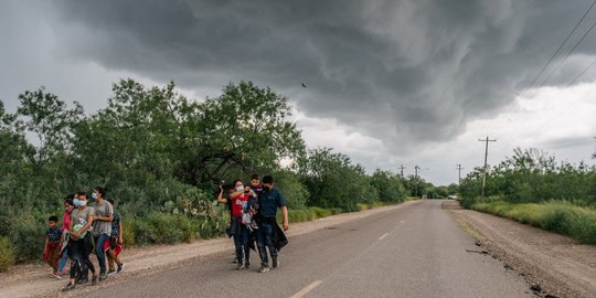 Perjuangan Migran Pencari Suaka yang Nekat Tembus Perbatasan dengan Berjalan Kaki