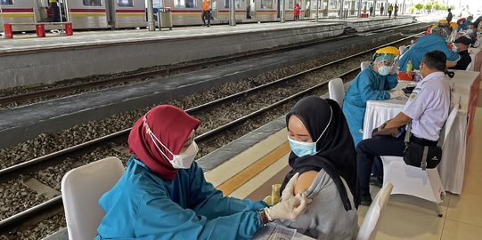 Kegiatan Vaksinasi Covid-19 di Stasiun Bogor