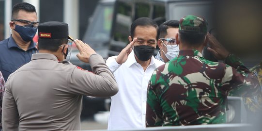 Jokowi Tinjau Kegiatan Vaksinasi di Stasiun Bogor