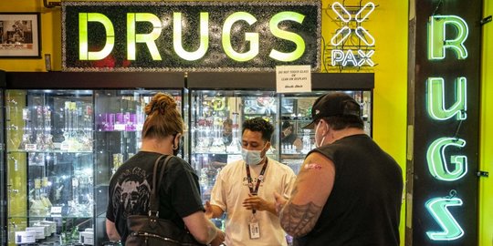 Washington Beri Miras dan Ganja Gratis Bagi Warga yang Sudah Divaksin