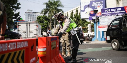 Cegah Kendaraan Luar Masuk Kota Bandung, Polisi Berlakukan Buka-Tutup Jalan
