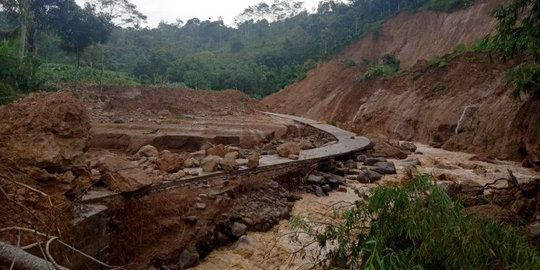 Longsor Putus Aliran Listrik Ribuan Rumah di Lereng Wilis Tulungagung