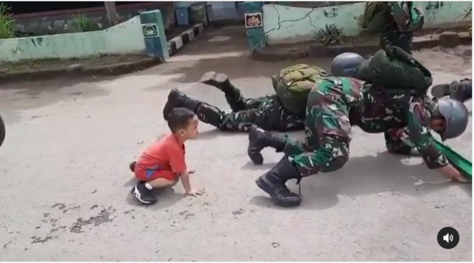 anak kecil ikut pasukan latihan militer