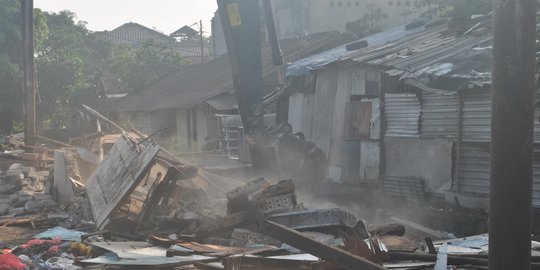 Satpol PP Bongkaran Ratusan Bangunan Liar di Kemang Bogor