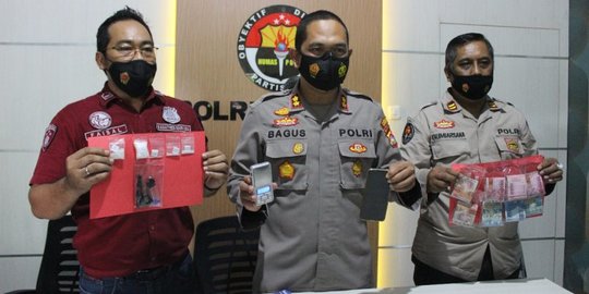 Sopir Taksi di Lombok Nyambi Jual Narkoba ke Mahasiswa