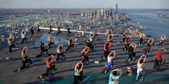 Sensasi Yoga di Puncak Gedung Pencakar Langit New York