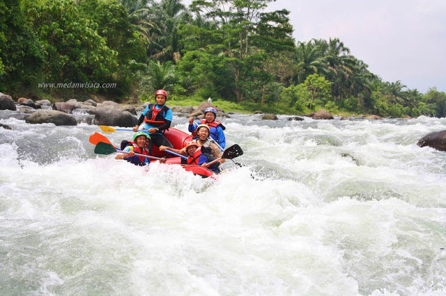 tantang andrenalin begini keseruan arung jeram di sungai bingei langkat