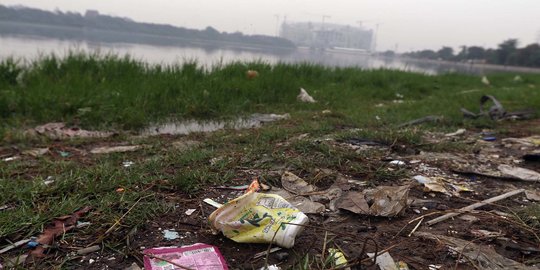 Ceceran Sampah Plastik Cemari Waduk Cincin