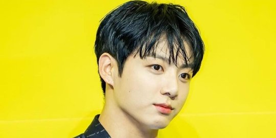 Video Jungkook BTS Main Gitar, Keren Banget Bikin Hati Ambyar