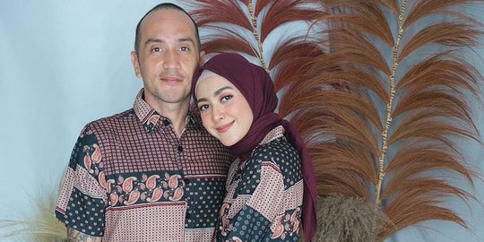 Jarang Tersorot, Intip Potret Kebersamaan Gary Iskak dan Sang Istri