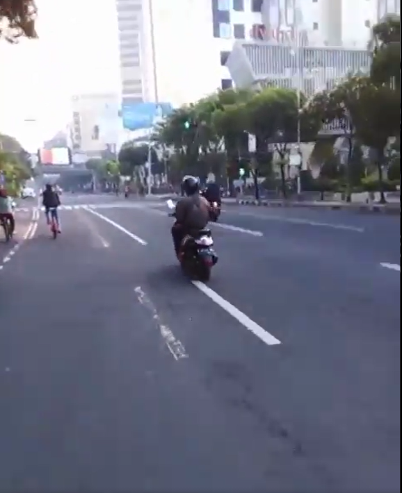 viral pesepeda dikawal polisi