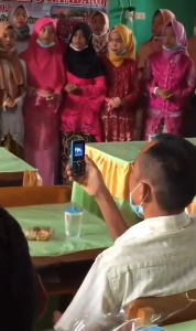 bapak ini tak malu videokan anak pakai hp jadul