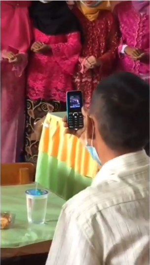 bapak ini tak malu videokan anak pakai hp jadul