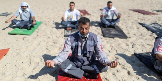 Petugas Kesehatan Palestina Peringati Hari Yoga Internasional di Pantai