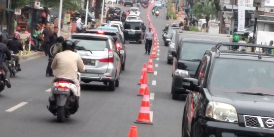 Pembatasan di 10 Ruas Jalan Jakarta, Ada Petugas Berjaga & Dipasang Barrier