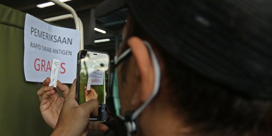 Tes Antigen Acak Pengguna KRL di Stasiun Manggarai