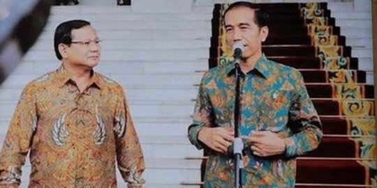 Zaman Blusukan Bareng, Ini Momen Langka Prabowo dan Jokowi Ngopi di Warung Kaki Lima