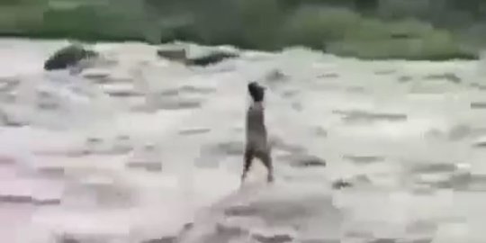 Pria Ini Terjebak di Tengah Arus Deras Sungai Serayu, Evakuasinya Menegangkan