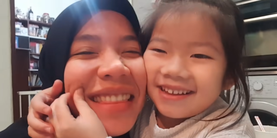 Tiba-Tiba Datang, Ini Reaksi Majikan Lihat Anaknya Terus Beri Ciuman ke TKW Hong Kong