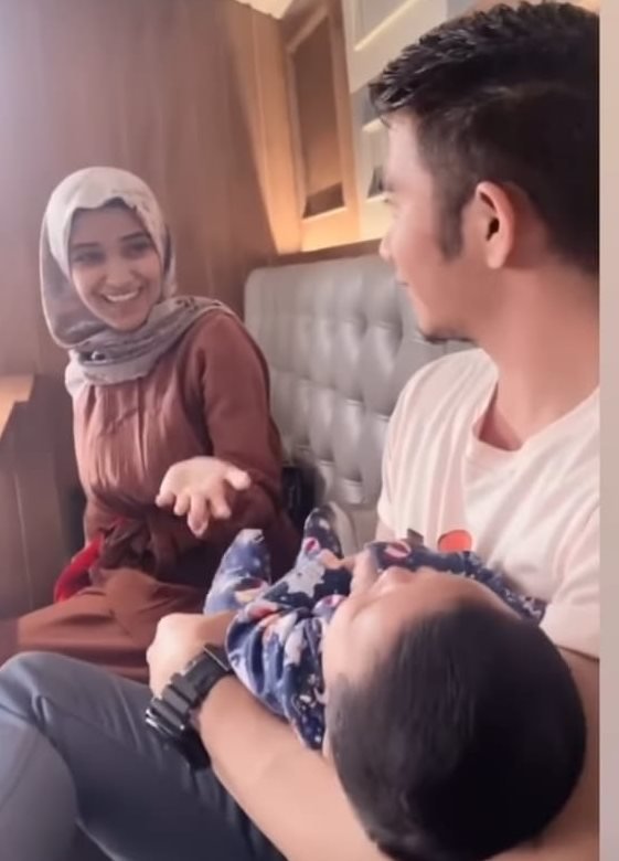 4 potret rizki da dan nadya mustika momong baby syaki penuh kehangatan