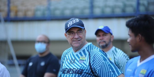 Robert Alberts Curhat Hobinya di Sela-sela Melatih Persib, Memancing hingga Bersepada