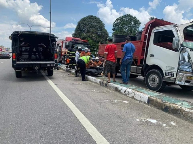 terlalu banyak gaya saat kendarai motor kejadian nahas malah timpa pria ini