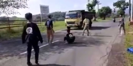 Bikin Merinding, Begini Aksi Nekat Para Bocah di Pemalang Hentikan Laju Kendaraan
