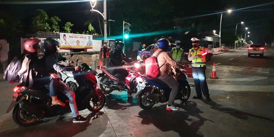 Penyekatan di Jalan Kemang Raya, Sejumlah Pengendara Diputar Balik Petugas