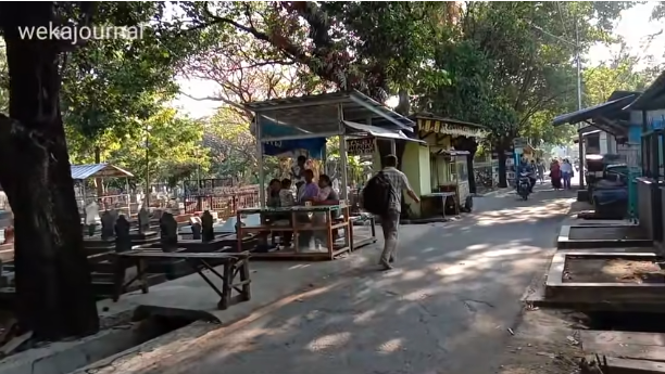 kampung di cirebon ini ada di tengah pemakaman