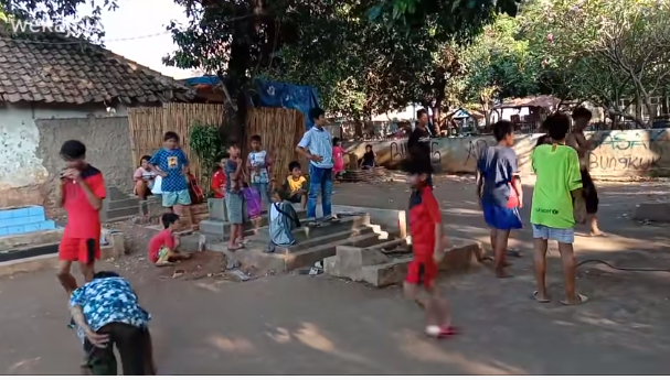 kampung di cirebon ini ada di tengah pemakaman