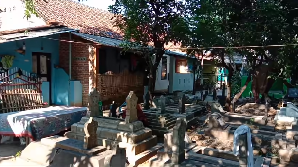 kampung di cirebon ini ada di tengah pemakaman
